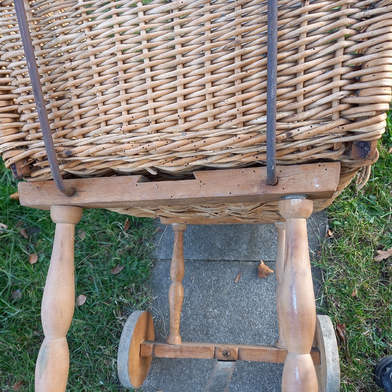 Culle: Antiker Stubenwagen mit Holzräder – Usato da Galgenen venduto da Allerlei8854 7