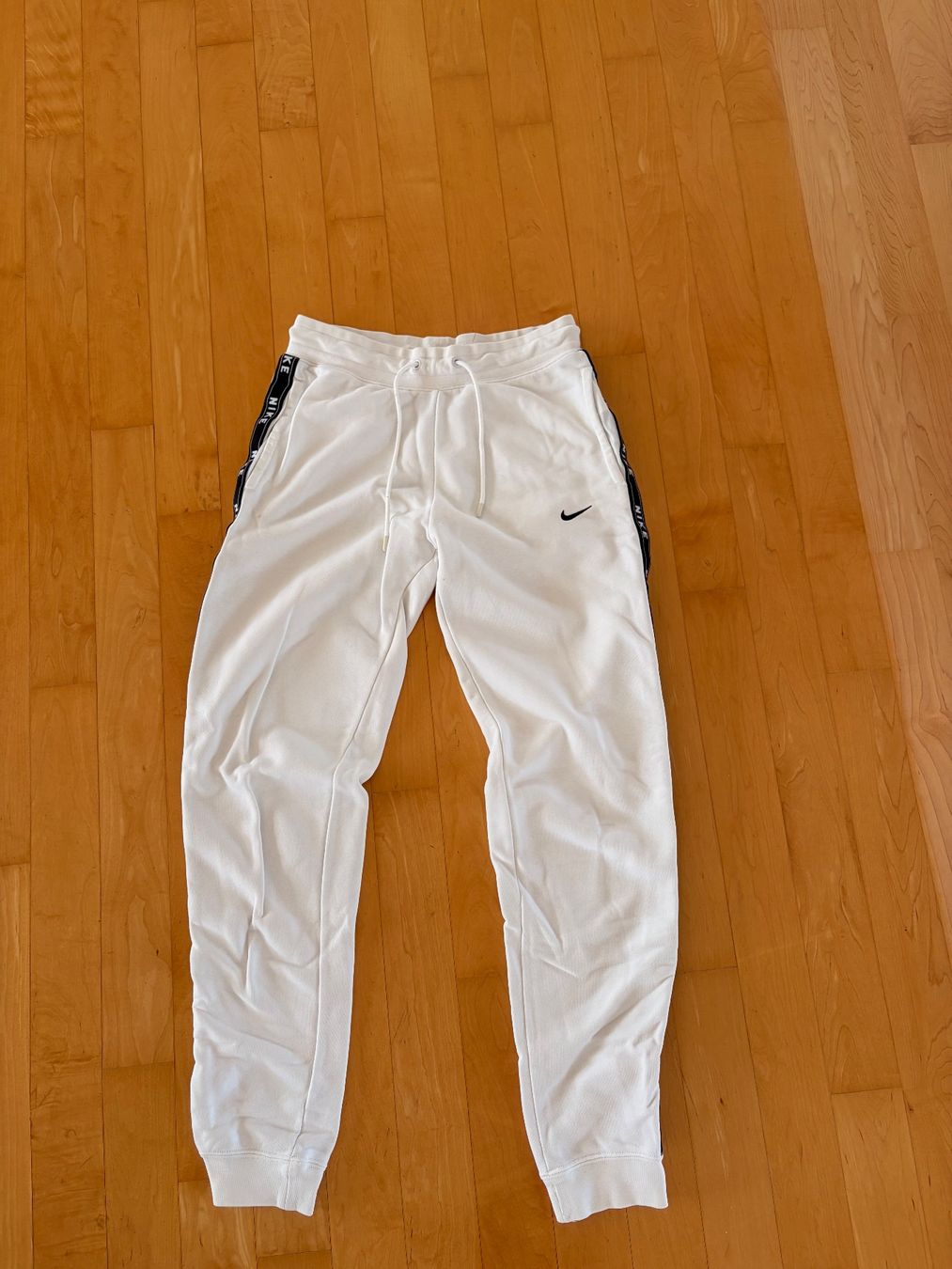 Nike Pantalons: Weisse Nike Trainerhose – D'occasion à Urdorf par roses202