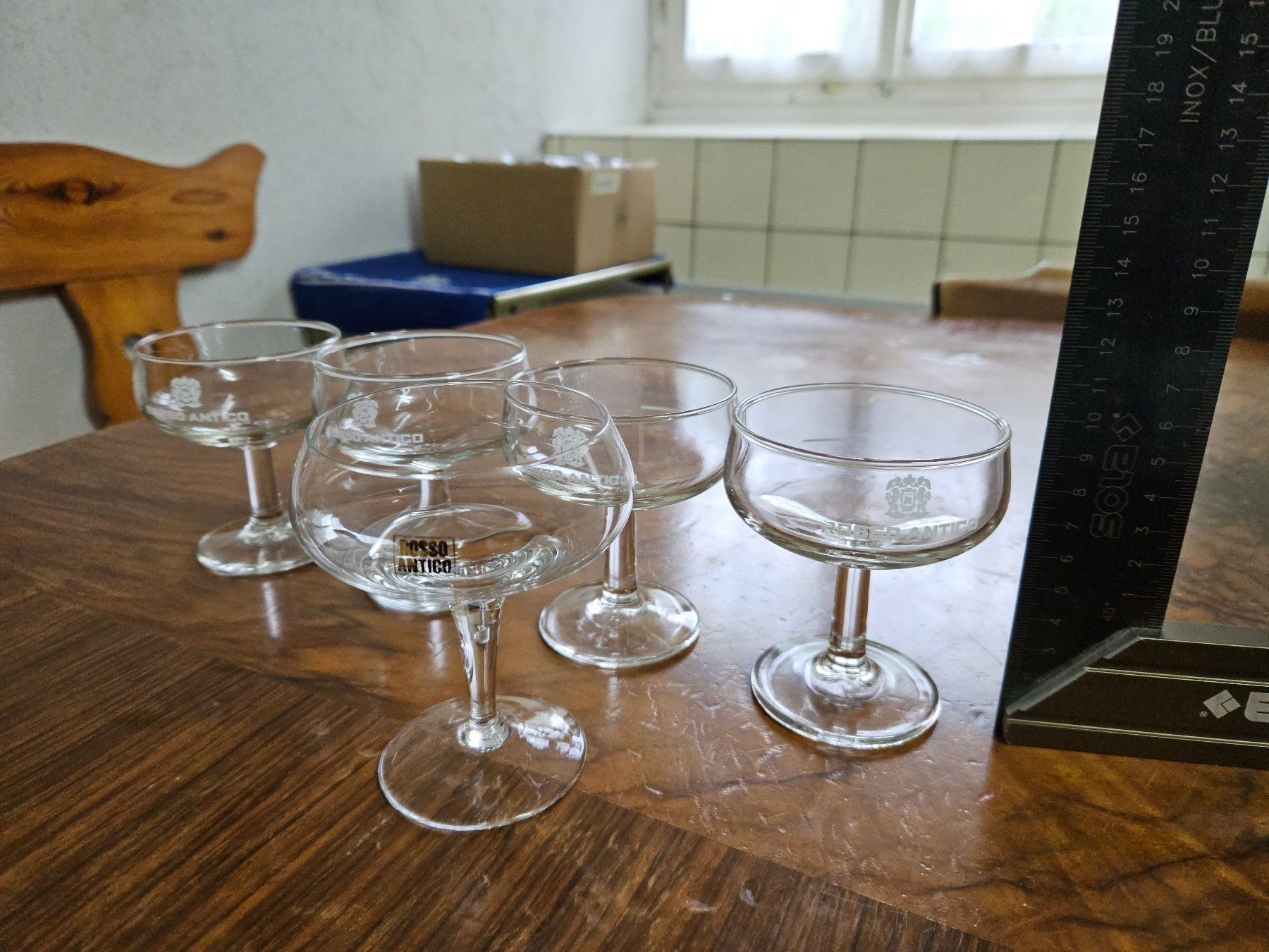 Bicchieri: Set von 4 "Rosso Antico" Gläsern Set und 1 Einzelstück – Usato da Egg b. Zürich venduto da Tripan