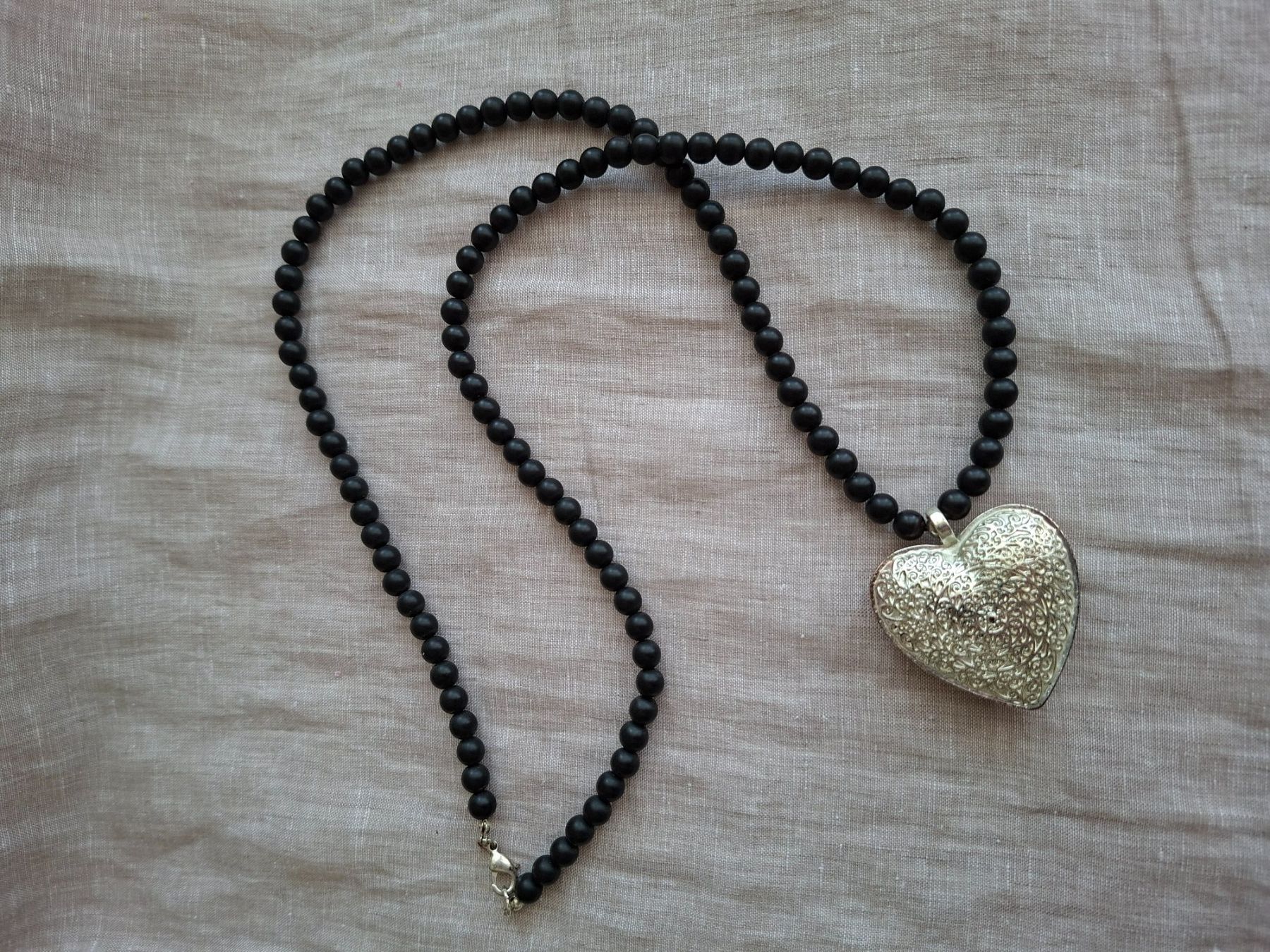 Catenine: Collier Statement Noir avec Cœur Texturé – Nuovo (secondo la descrizione) da Lutry venduto da Sim_Sta 5