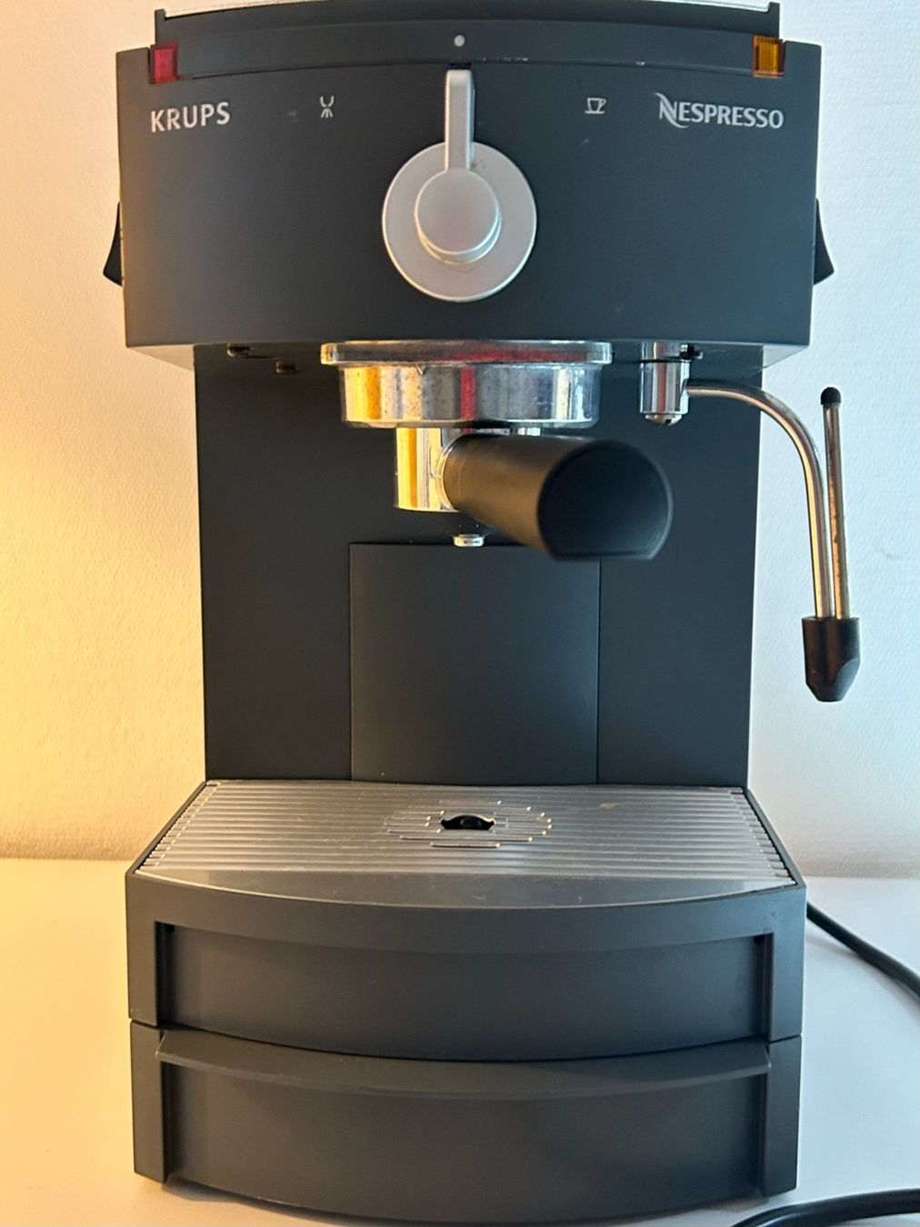 Krups Macchine per caffè & Macchine per espresso: Robuste machine à café Krups à capsules comme neuve, révisé. – Nuovo (secondo la descrizione) da nyon venduto da Lbabi