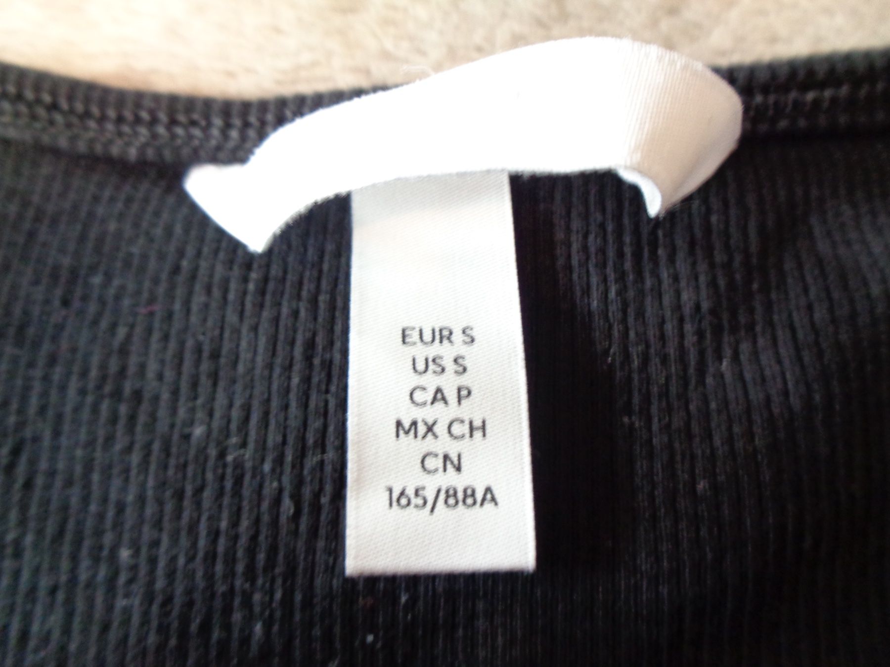 H&M T-shirt: H&M, Basic T-Shirt schwarz Grösse S gerippt Knopfleiste – Usato da Bottenwil venduto da topshop 1
