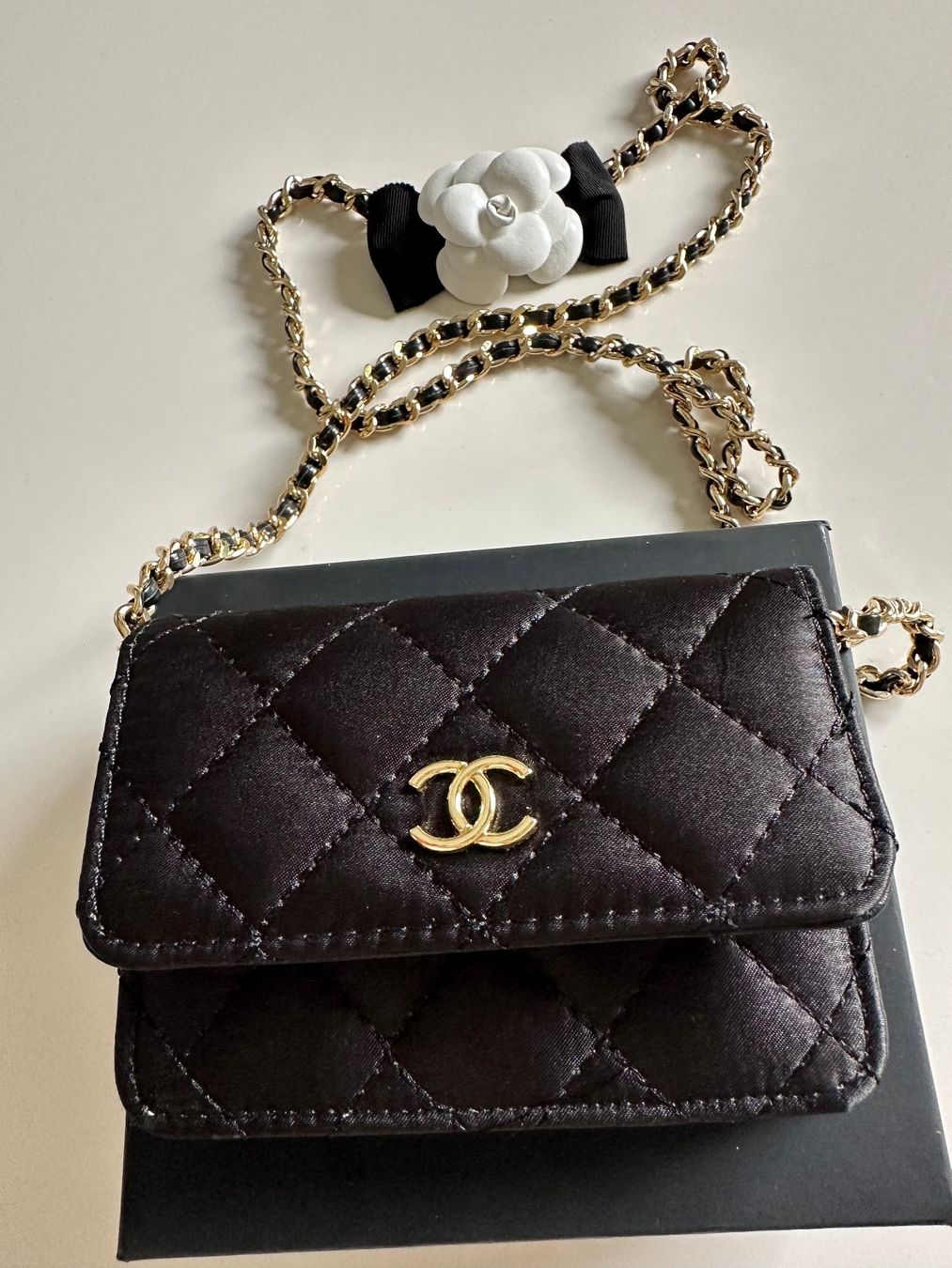 Chanel Sonstige Kleidung & Accessoires: Chanel Mini-Flap-Kartenetui mit Kette – Neu und originalverpackt aus Steinmaur von regenbogen052