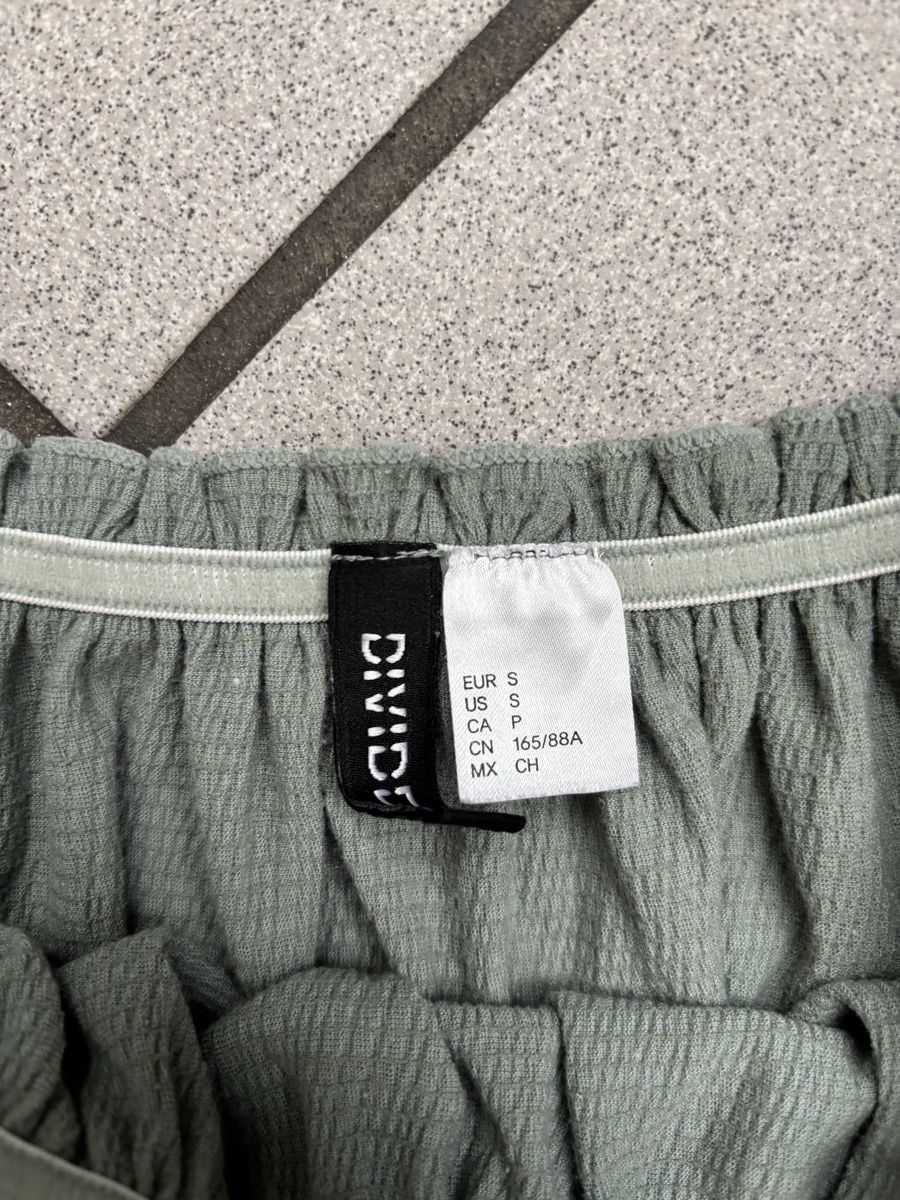 H&M T-shirt: Offshoulder cropped Top – Usato da Solothurn venduto da skillsine 1