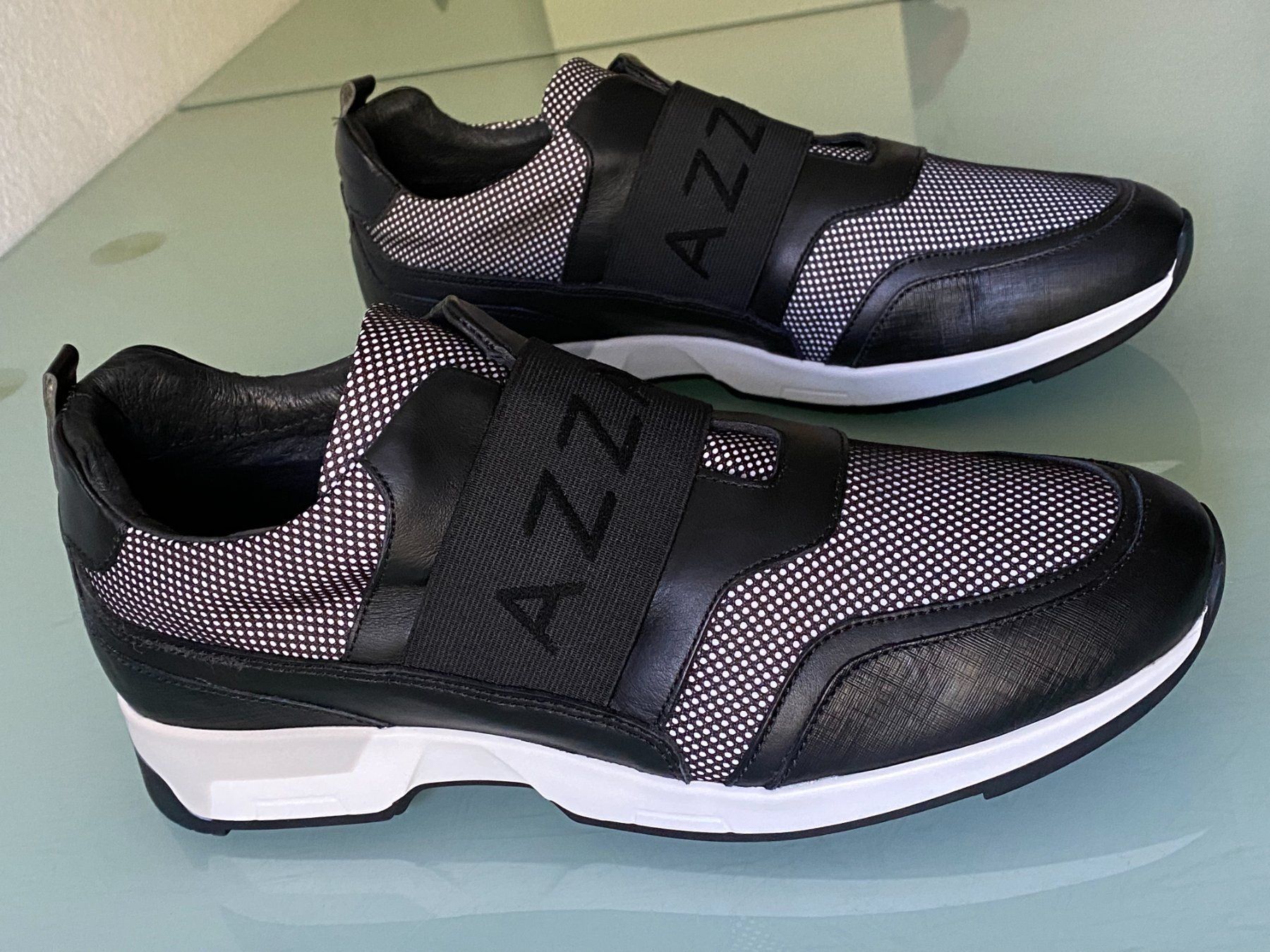 Azzaro Scarpe da uomo: AZZARO Strap Elastic Schwarz Leder Sneakers 42 – Nuovo (secondo la descrizione) da Kreuzlingen venduto da Selliton