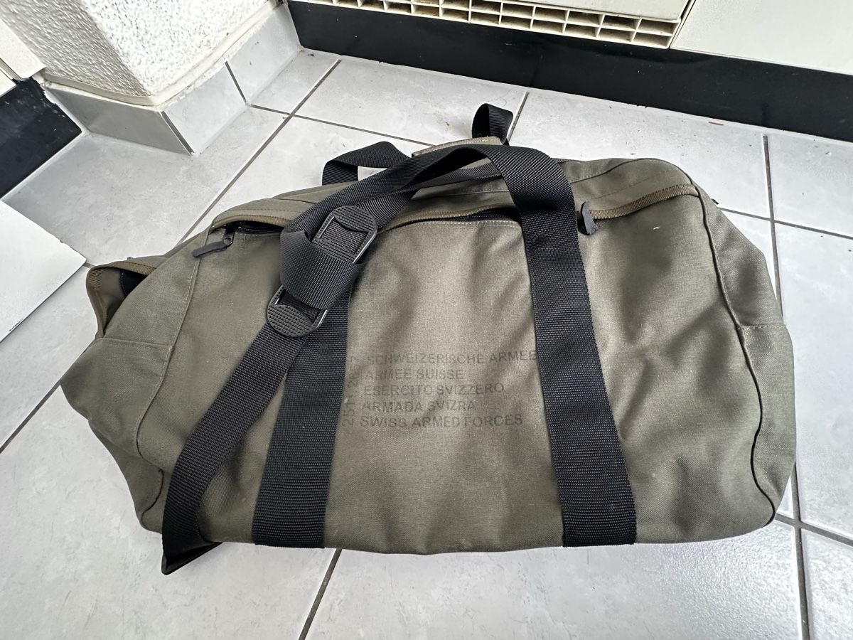 Schweizer Armee Borse: Robuste Schweizer Armee Tasche - Ideal für den Herbst! – Usato da Alpnach Dorf venduto da Chasli.OW96 3