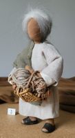 Schwarzenberger Krippenfiguren Frau 24cm mit Korb N3