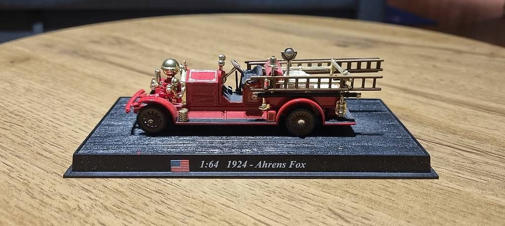 Modellini d'auto: Feuerwehr Ahrens Fox 1:64 – Usato da Landquart venduto da Predi91