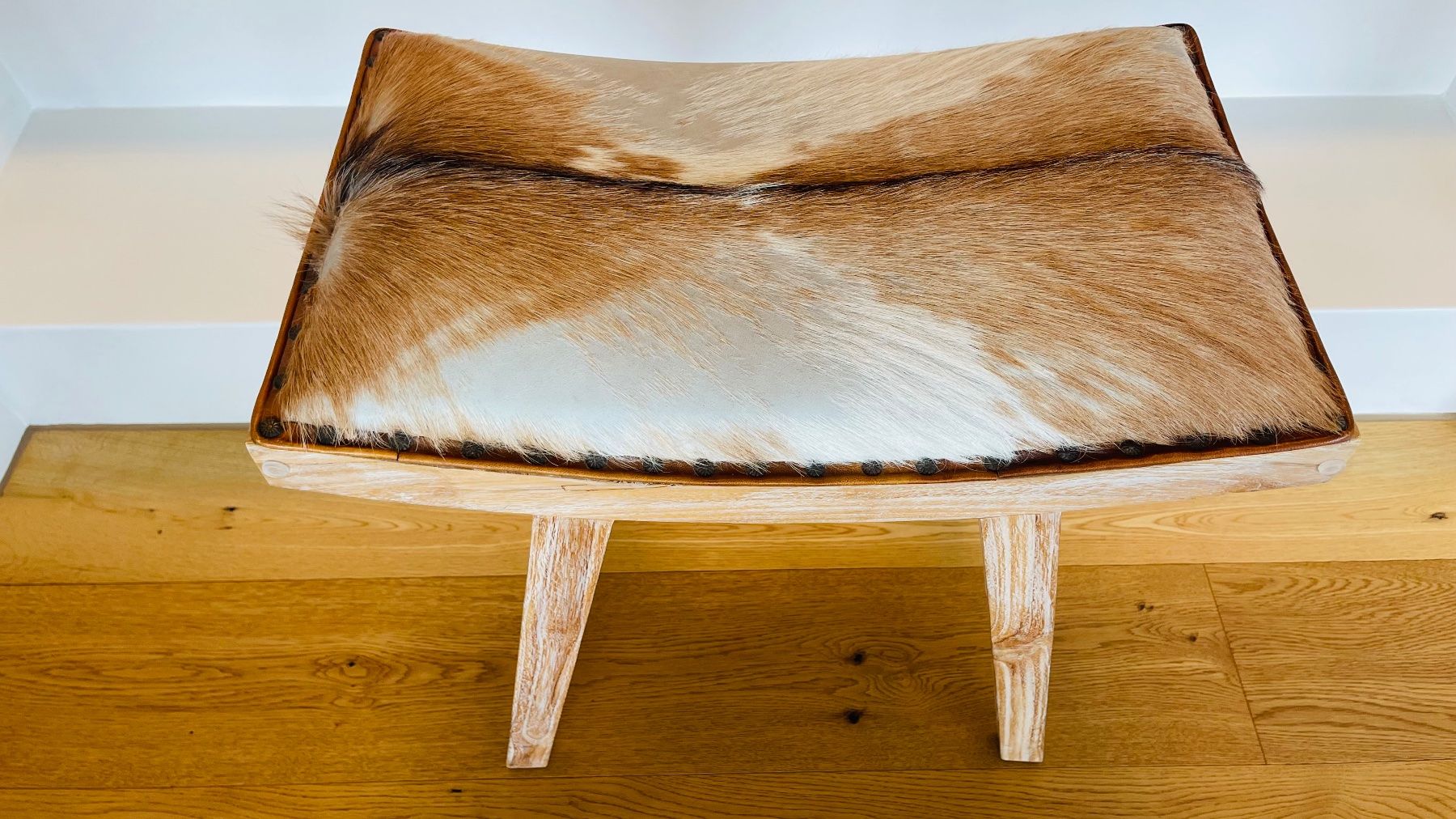 Sgabelli: Schöner Hocker mit Kuhfellbezug – Usato da Oberbuchsiten venduto da aria783 1