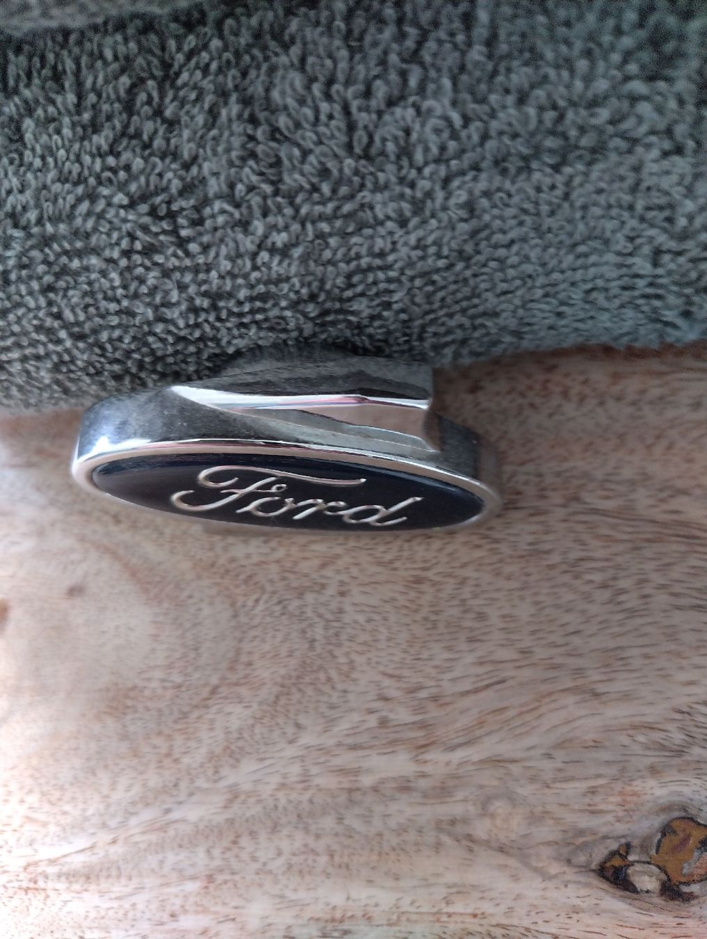 Ford Tutti pezzi di ricambio auto: Ford - Luftfilter Schraube – Usato da Hinwil venduto da Mhagi 2