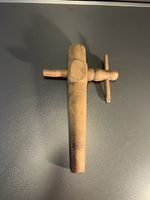 Ancien robinet de tonneau en bois