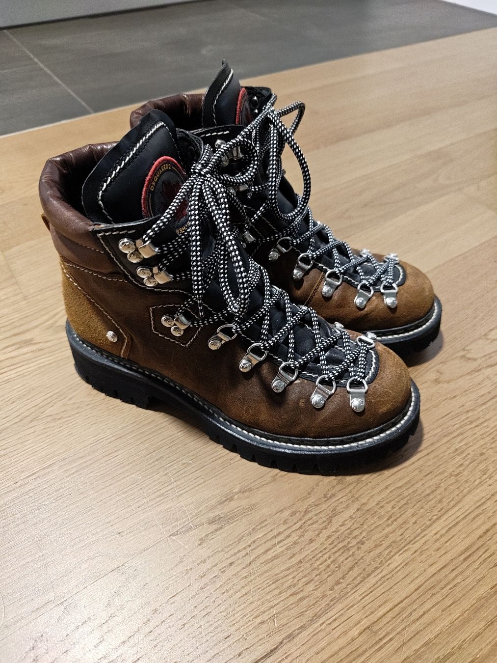 Dsquared2 Scarpe da uomo: Dsquared2 Leder  Stiefeletten braun Groesse 42 – Usato da Seon venduto da chf_g29b
