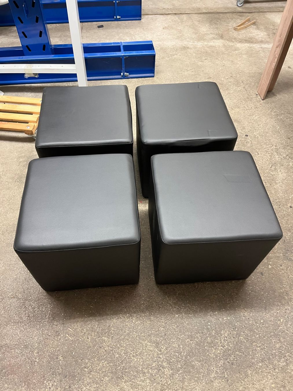 Hocker: 4 Hocker Kunstleder – Gebraucht aus Trimbach von Tripoli_Trimbach