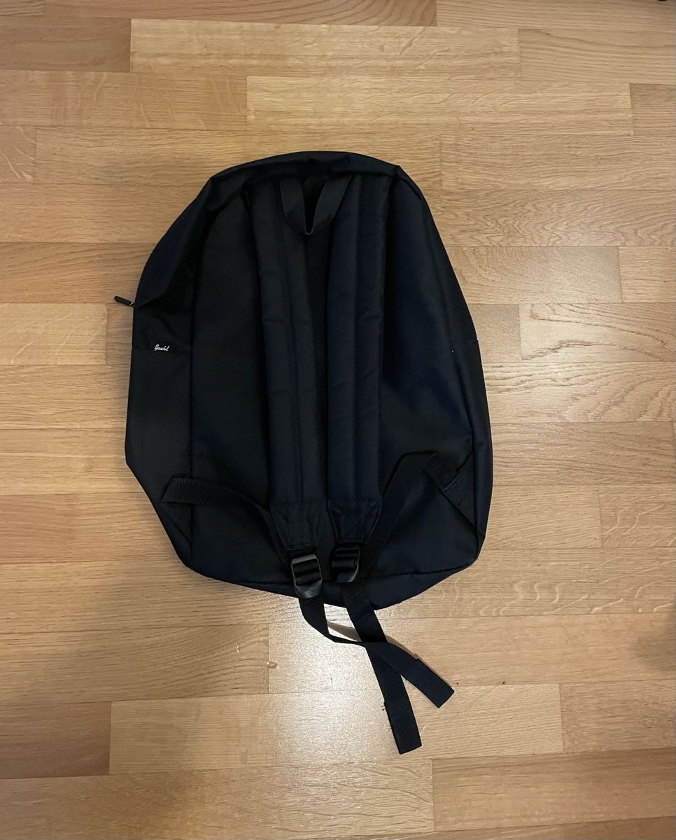 Herschel Sacs à dos: Herschel Rucksack / schwarz – D'occasion à Zürich par Tinu_85 1