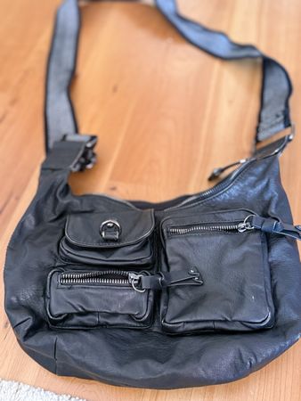 Schwarze Umhängetasche mit vielen Täschli