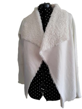 Weisse Strickjacke