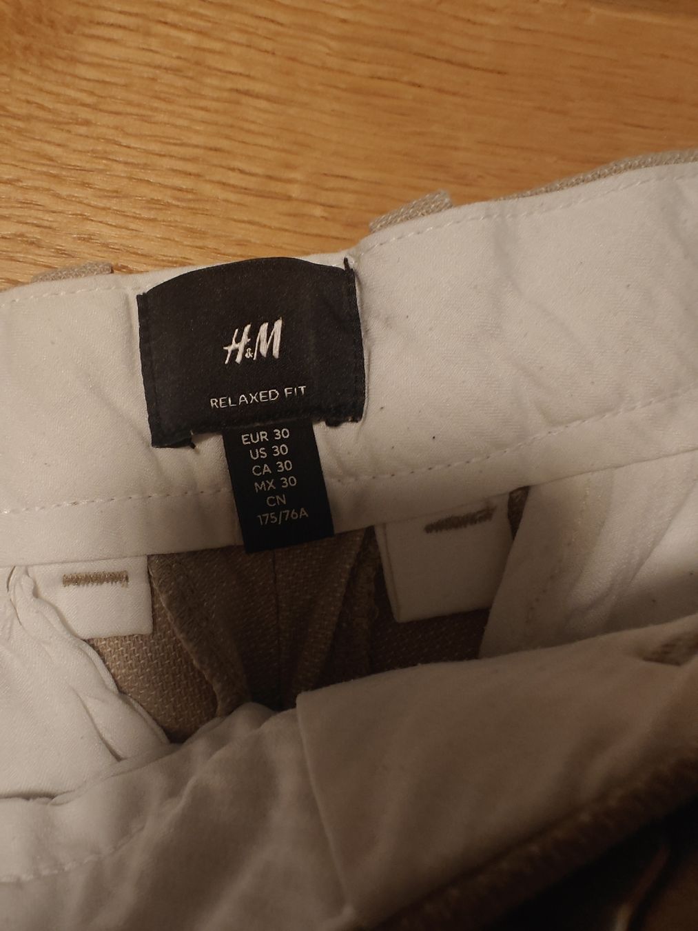 H&M Pantaloni: relaxed Fit Chinos H&M Gr 30 – Usato da Menzingen venduto da tschey-tschey 1