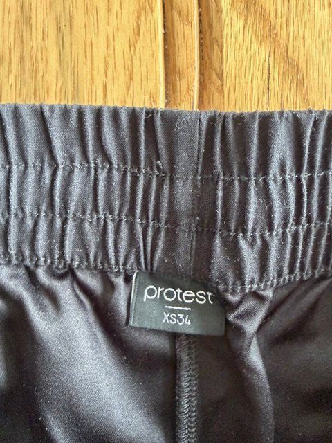 Protest Pantaloni: Schöne Protest Mädchen Shorts Grösse XS / 34 – Usato da Hohenrain venduto da Kiendan 2