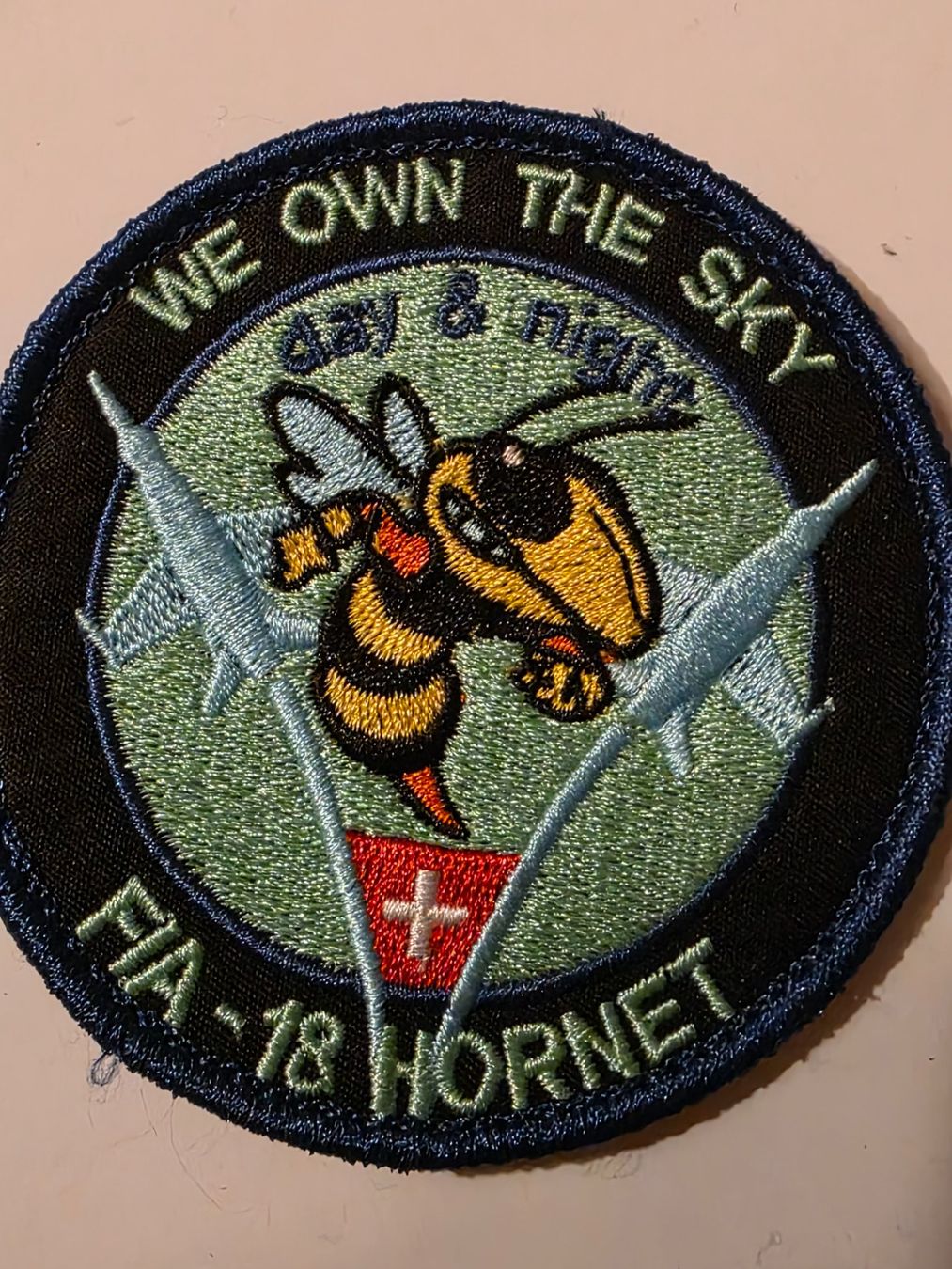 Schweizer Armee Plaketten & Abzeichen: Luftwaffe Abzeichen FA-18 Payerne Klett neu – Neu (gemäss Beschreibung) aus Nyon von freetoys08