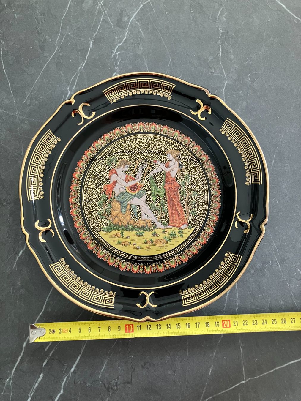 Piatti: Piatto decorativo nero e oro, stile greco antico – Usato da Origlio venduto da Zeto.81