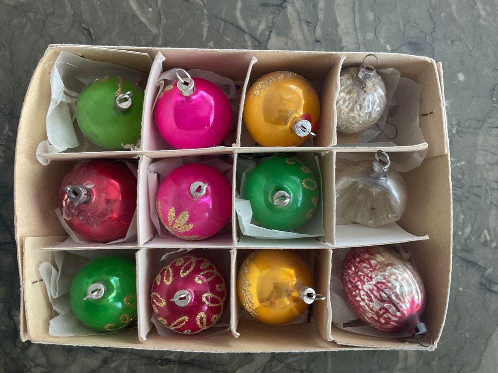 9 alte Christbaumkugeln 4 cm DM 1 Refexkugel und 2 Nüsse Kaufen auf