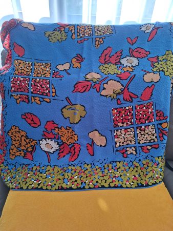 Foulard en soie motif floral bleu 85cm x 85cm