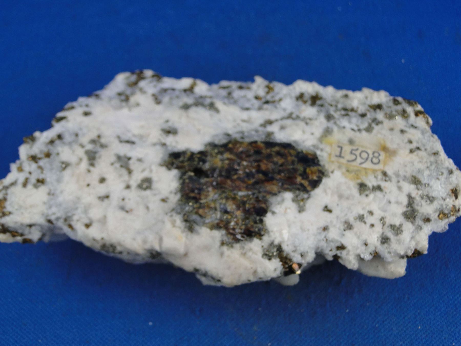 Minerali & Pietre curative: Quartz psm Baryt mit Chalkopyrit – Usato da Schinznach Bad venduto da Demerald 7