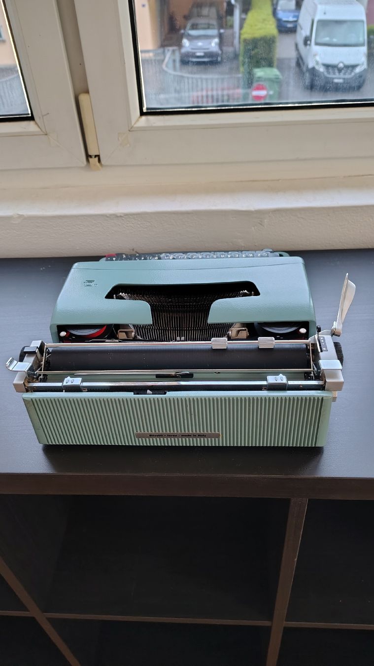 Olivetti Macchine da scrivere: Early 70's Olivetti Lettera 32 Typewriter – Usato da maroggia venduto da tondo_Music 4