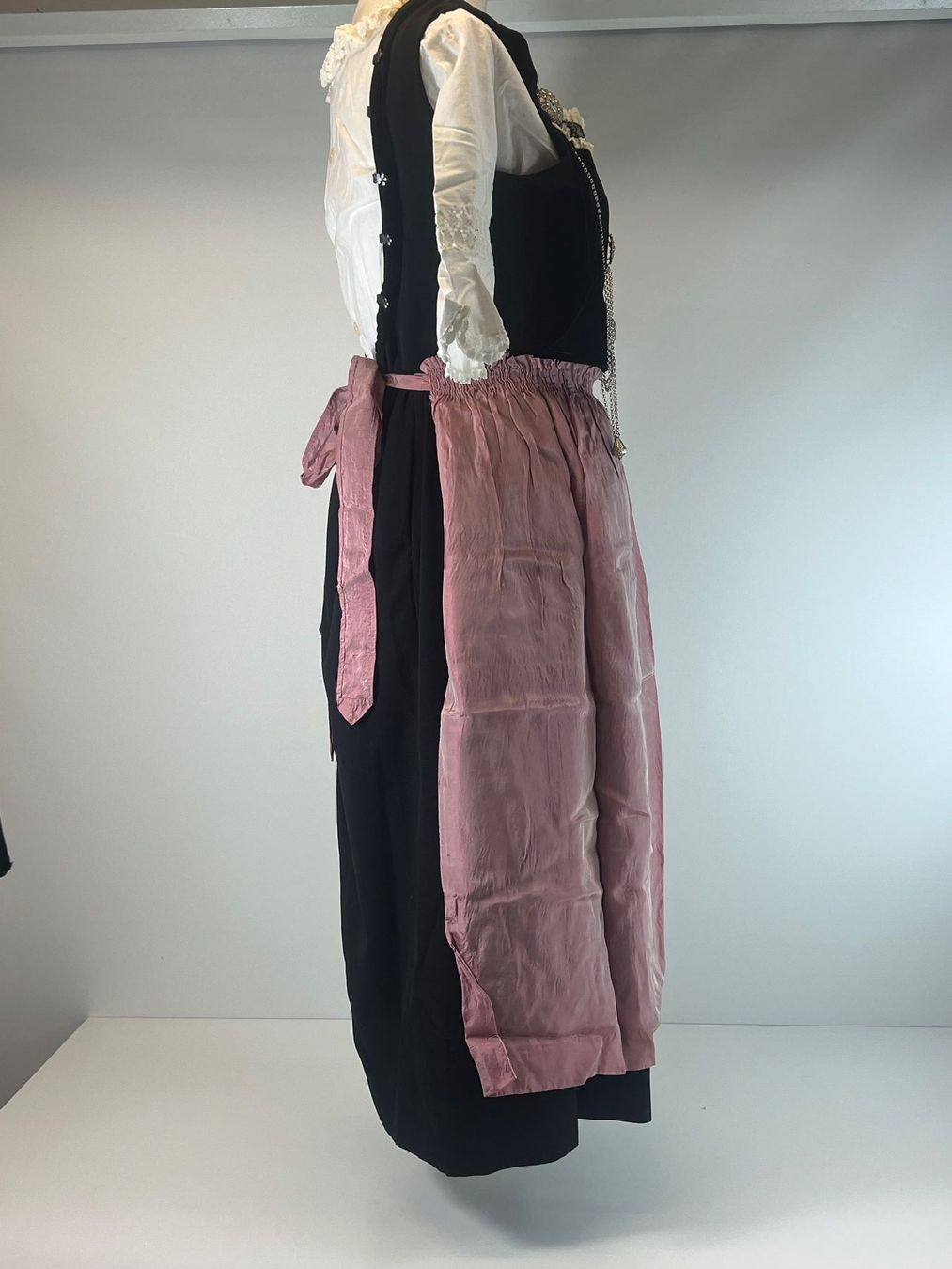 Kostüme: Schweizer Tracht Damen, ev. Schleitheim – Gebraucht aus Zürich von Arche_Brockenhaus 4