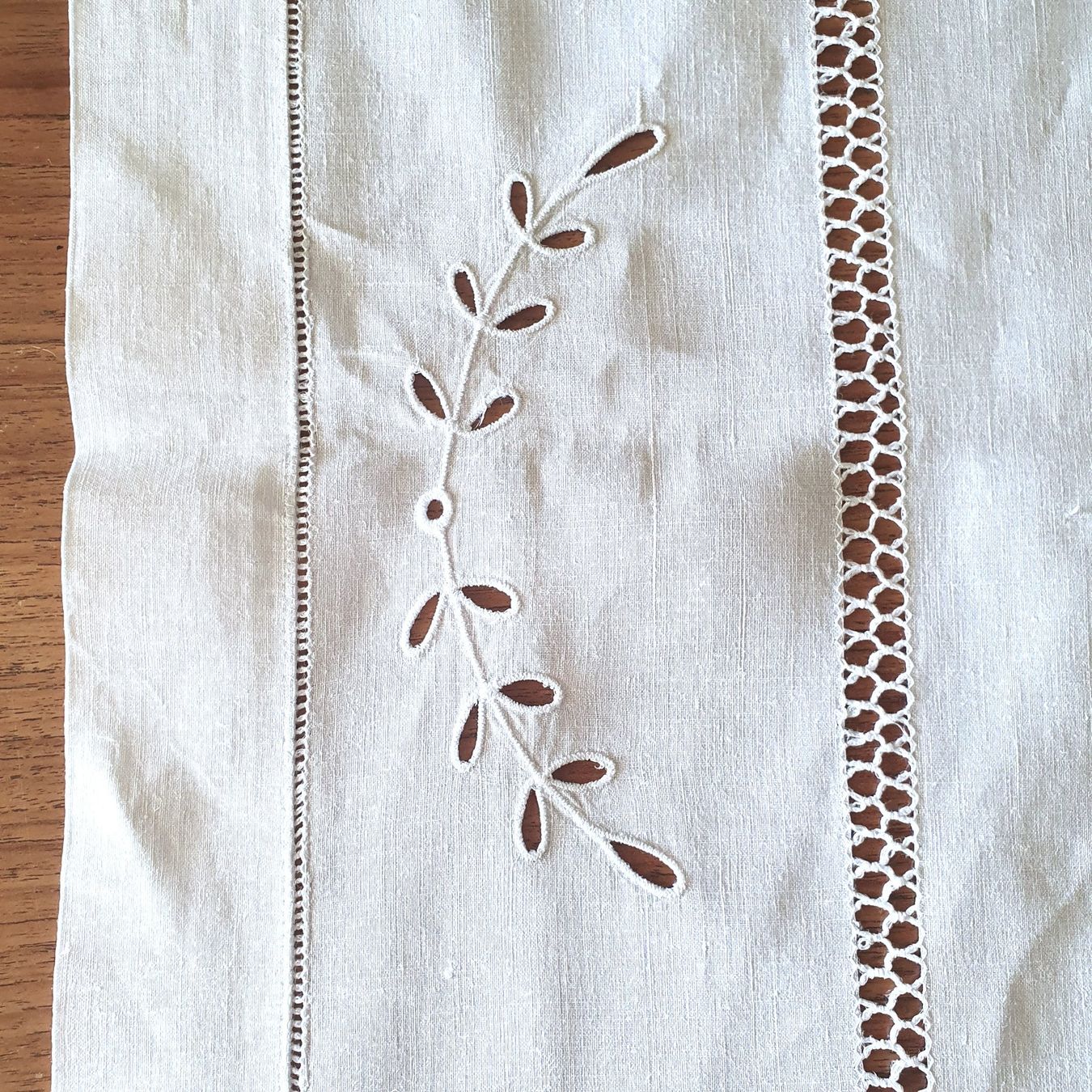 Altra biancheria da tavola: Ancienne nappe carrée brodée, 95 x 100 cm – Usato da Lausanne venduto da venise001 6