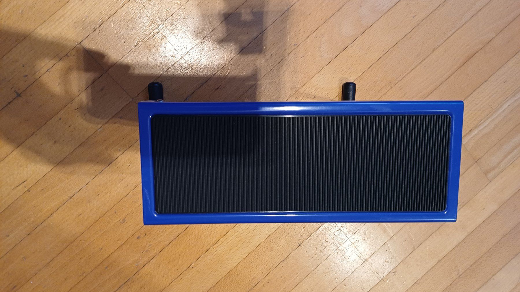 Hocker: Top Zustand: Robuster Gitarrenfussstaender - blau! – Gebraucht aus Hittnau von H.Filus