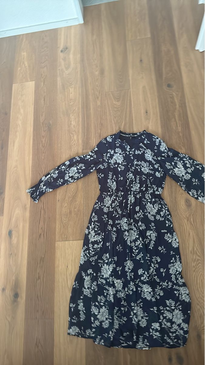 Kleider: Dunkelblaues Blumenkleid – Gebraucht aus Liestal von ell_6xc7 1