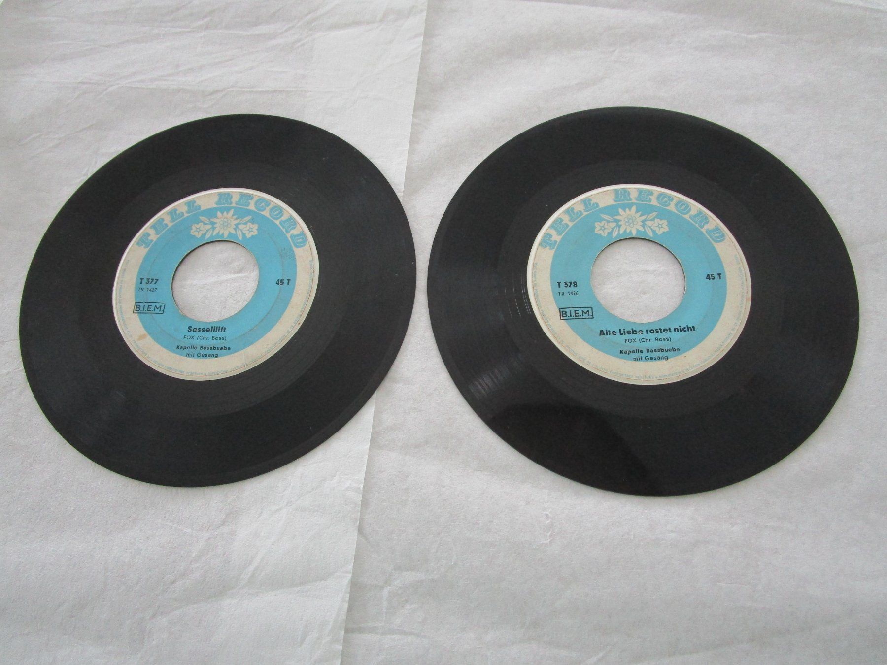 Vinyles: 2 sehr alte Single Schallplatten – D'occasion à Grenchen par Uhus15 1