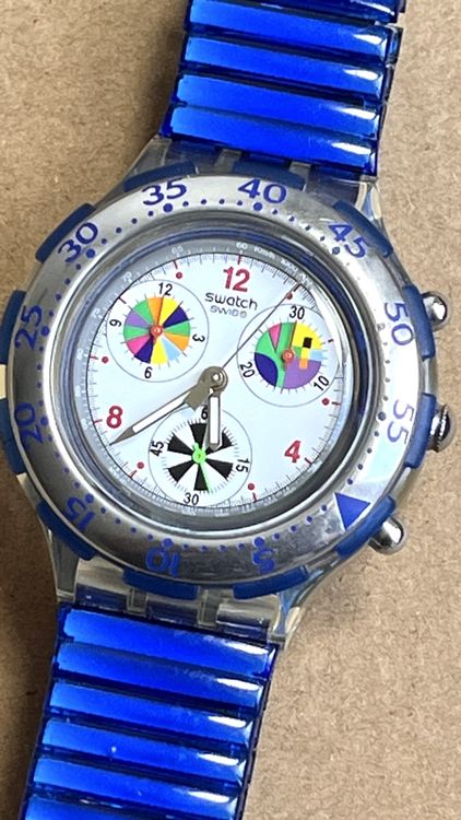 Swatch Montres: Blaue Swatch Uhr mit bunten Elementen-Sammlerstück! – D'occasion à Grenchen par chththl 1