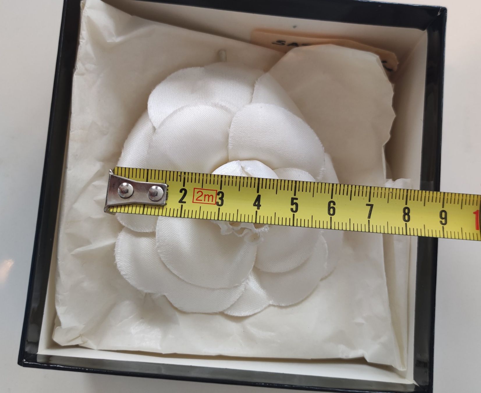 Chanel Spille & Fermagli: Chanel silk Camelia brooch pin – Usato da Zug venduto da LindaManga 3