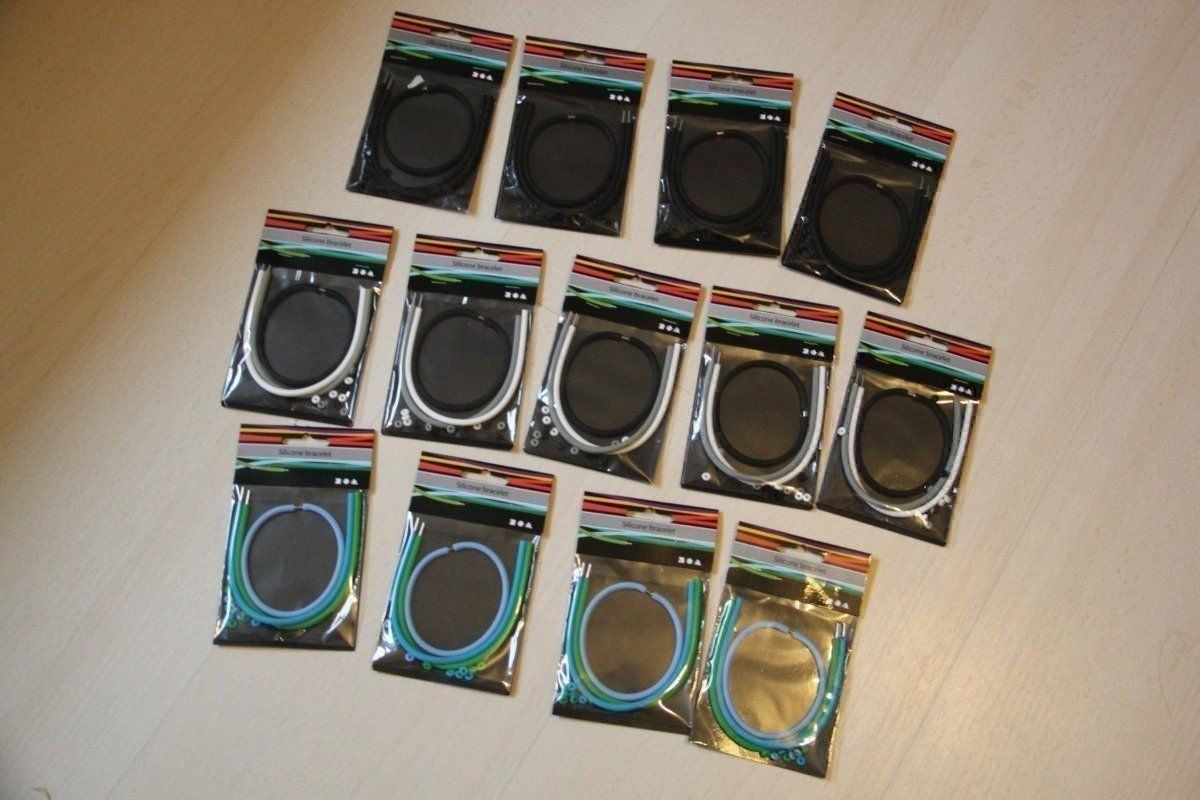 Kit bricolage: 39 Armbänder Silicone Bracelets neu verpackt Mix Farben – Nuovo e nell'imballaggio originale da Walterswil SO venduto da Jerry_maus