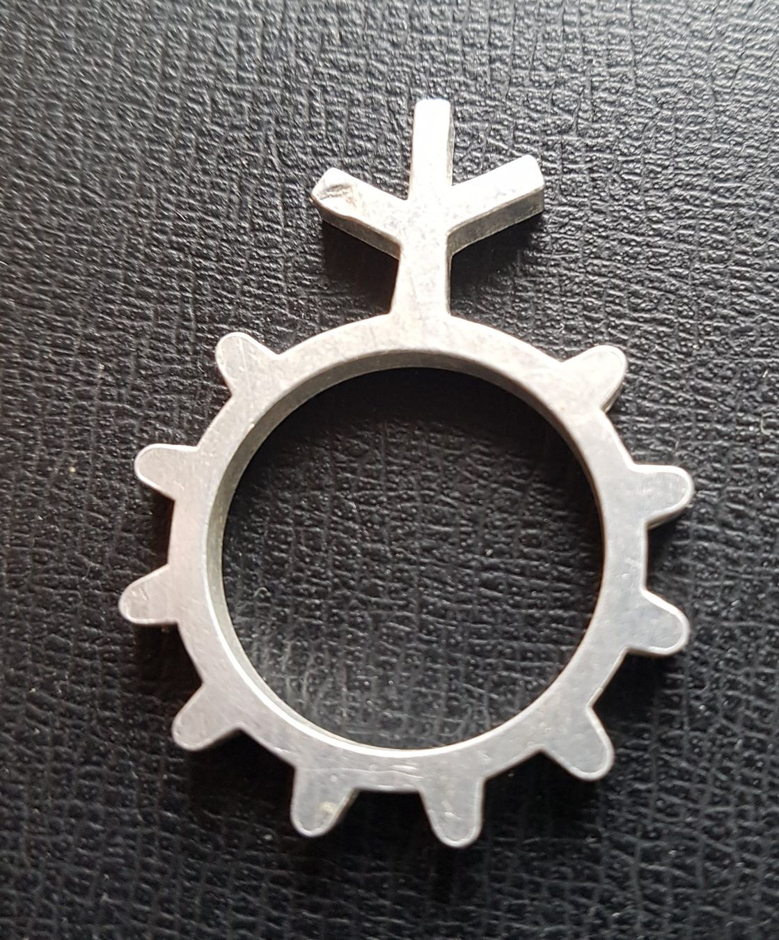 Bagues: Ring Bague mit Symbol – D'occasion à Tavannes par Cire 1
