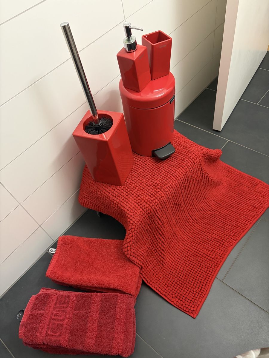 Seifenschalen: Badezimmer Set Rot 6-teilig – Gebraucht aus Emmenbrücke von ivo_v2zd