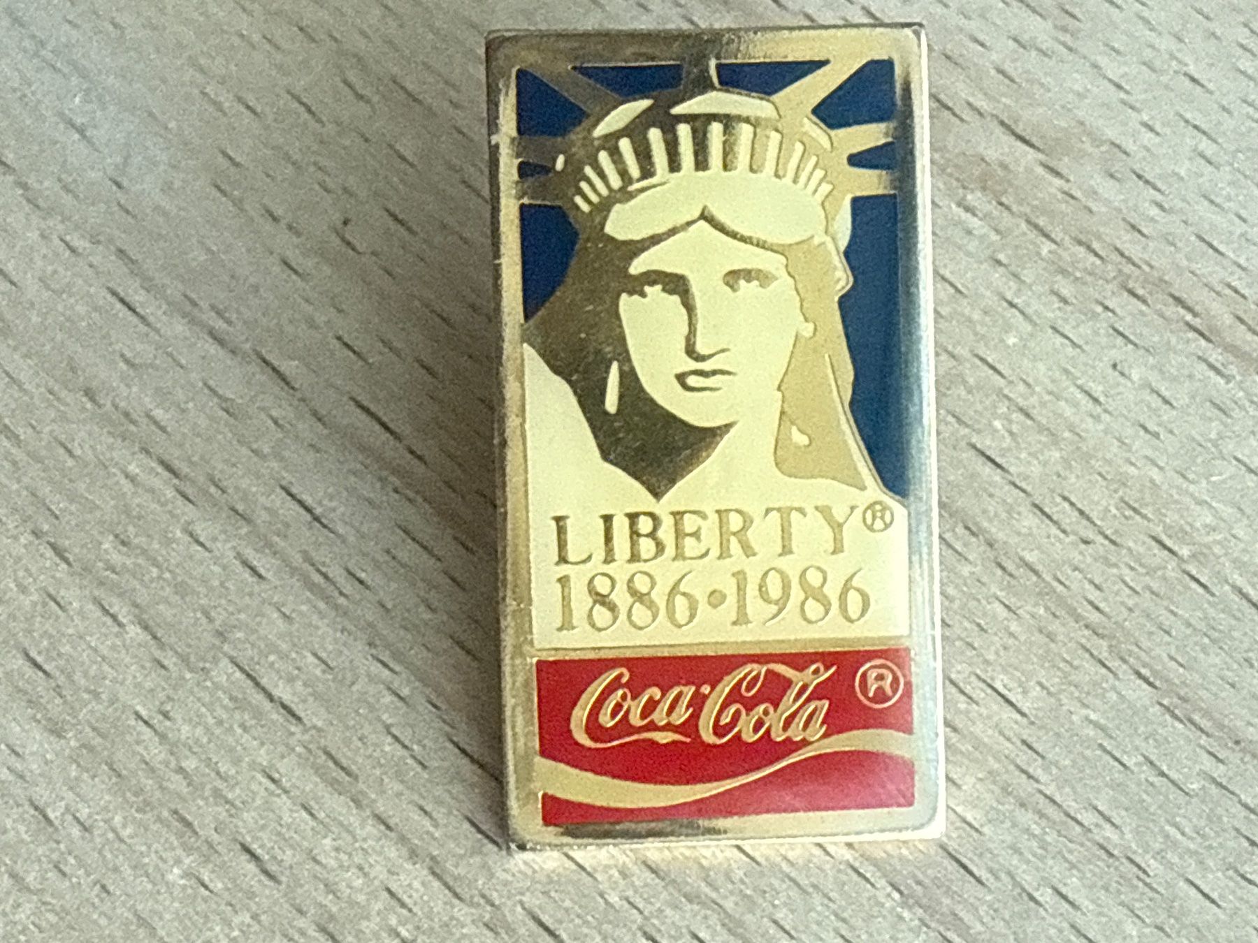 Coca-Cola Placchette & Badge: Pin Coca-Cola Liberty – Usato da Glattbrugg venduto da Schweigmatt