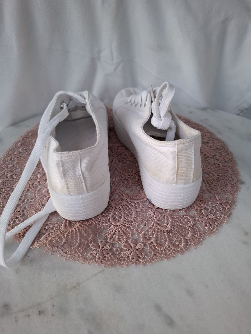 Scarpe da donna: Weisse Sneaker mit Plateau, Gr. 37 – Usato da Zuchwil venduto da bvj_5t82 2