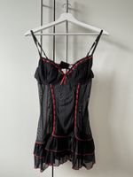 Schwarzes Dessous Kleid mit roten Details