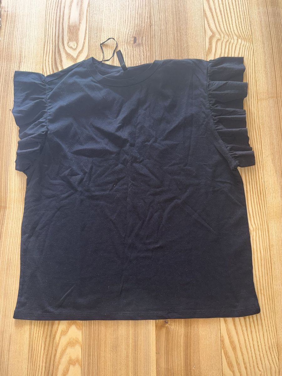 T-shirt: Tshirt mit rüschen ärmel – Nuovo (secondo la descrizione) da Itingen venduto da jessi811