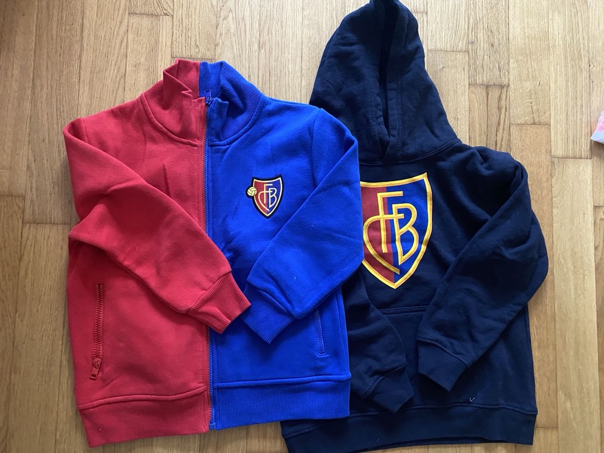 Lotti & Set di vestiti: FC Basel Jacke und Kapuzenpullover Set Gr 128/134 – Usato da Münchenstein venduto da sommerverkauf12