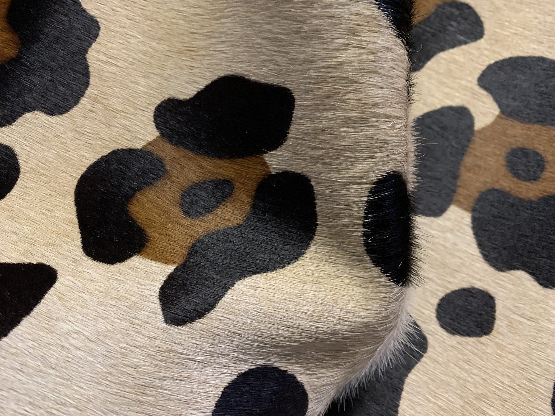 Tappeti: echtes Kuhfell Teppichl Jaguar – Nuovo e nell'imballaggio originale da Arbedo venduto da patagonialeatherrugs 1