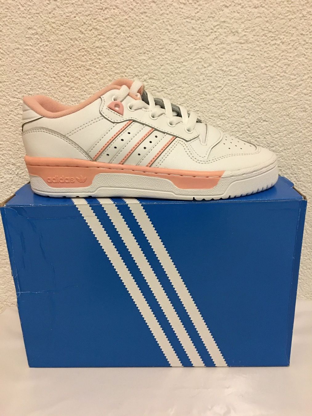 Adidas Scarpe da donna: *ADIDAS RIVALRY LOW J WEISS/ROSA       Gr. 38 2/3 – Nuovo e nell'imballaggio originale da Zürich venduto da LIQUIDATOR.CP