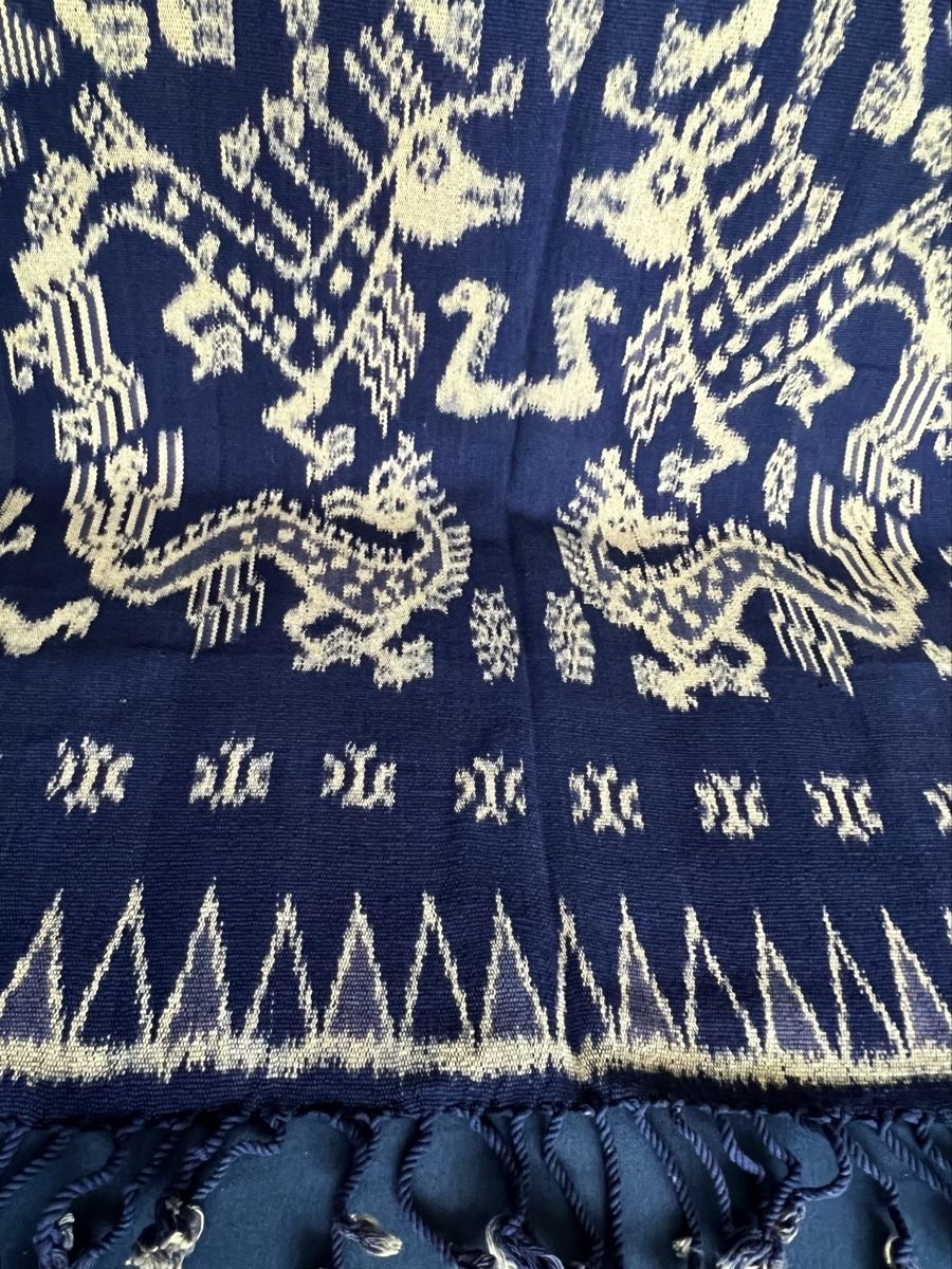 Tessuti: Indonesischer Vintage Ikat-Textile  mythischem Drachendesign – Usato da Moehlin venduto da Balirain 6