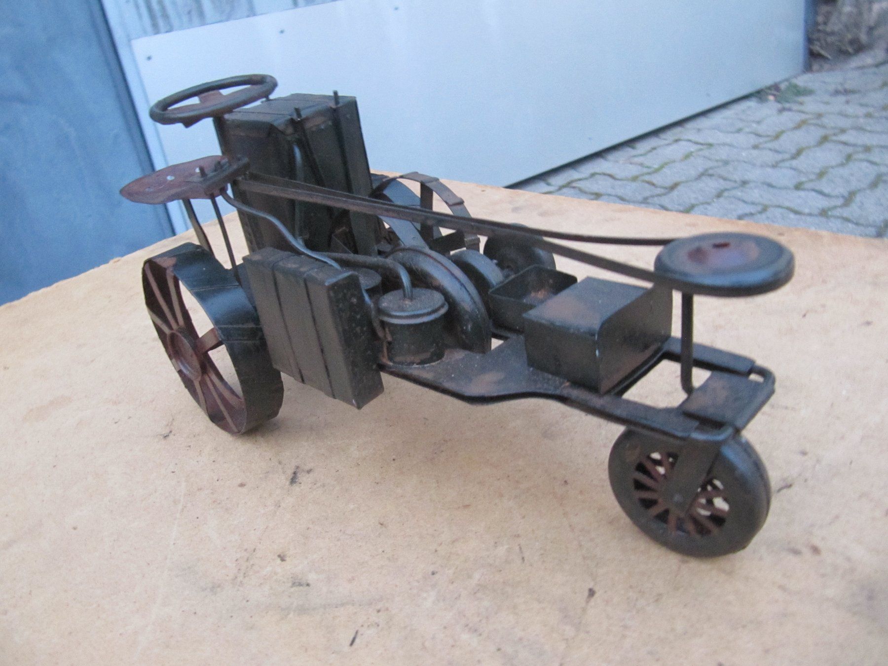 Modellini d'auto: altes Modellauto aus Blech mit Gravur – Usato da Basel venduto da stefan4057 5