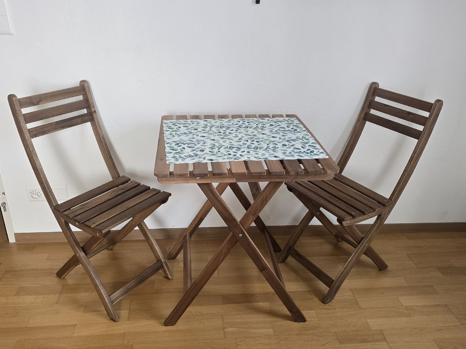 Ikea Set di tavolo e panche: Klappbarer Holztisch mit 2 Klappstühlen. – Usato da Baden venduto da maj_m9ml
