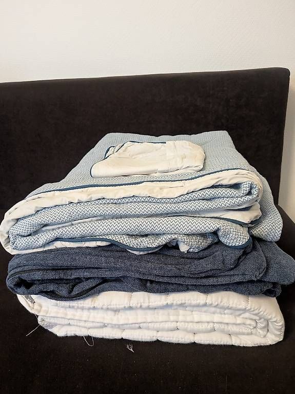 Couvertures: Gewichtsdecke 9kg Levia mit zwei Anzügen – D'occasion à Teufen AR par RamonaSG