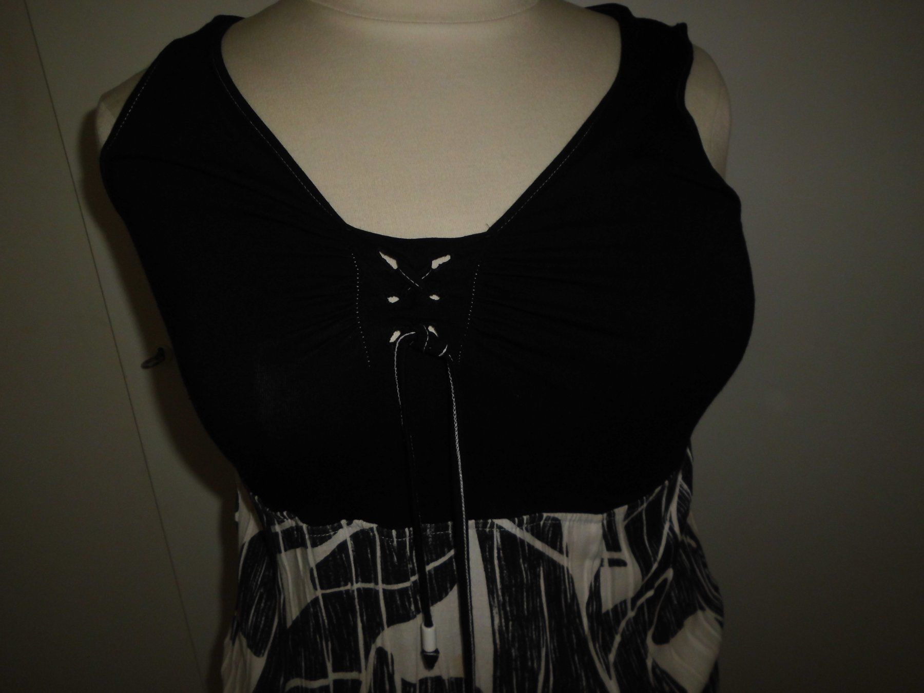 Vestiti: Robe noire/blanche T. 44 – Usato da Marin-Epagnier venduto da Madja 1